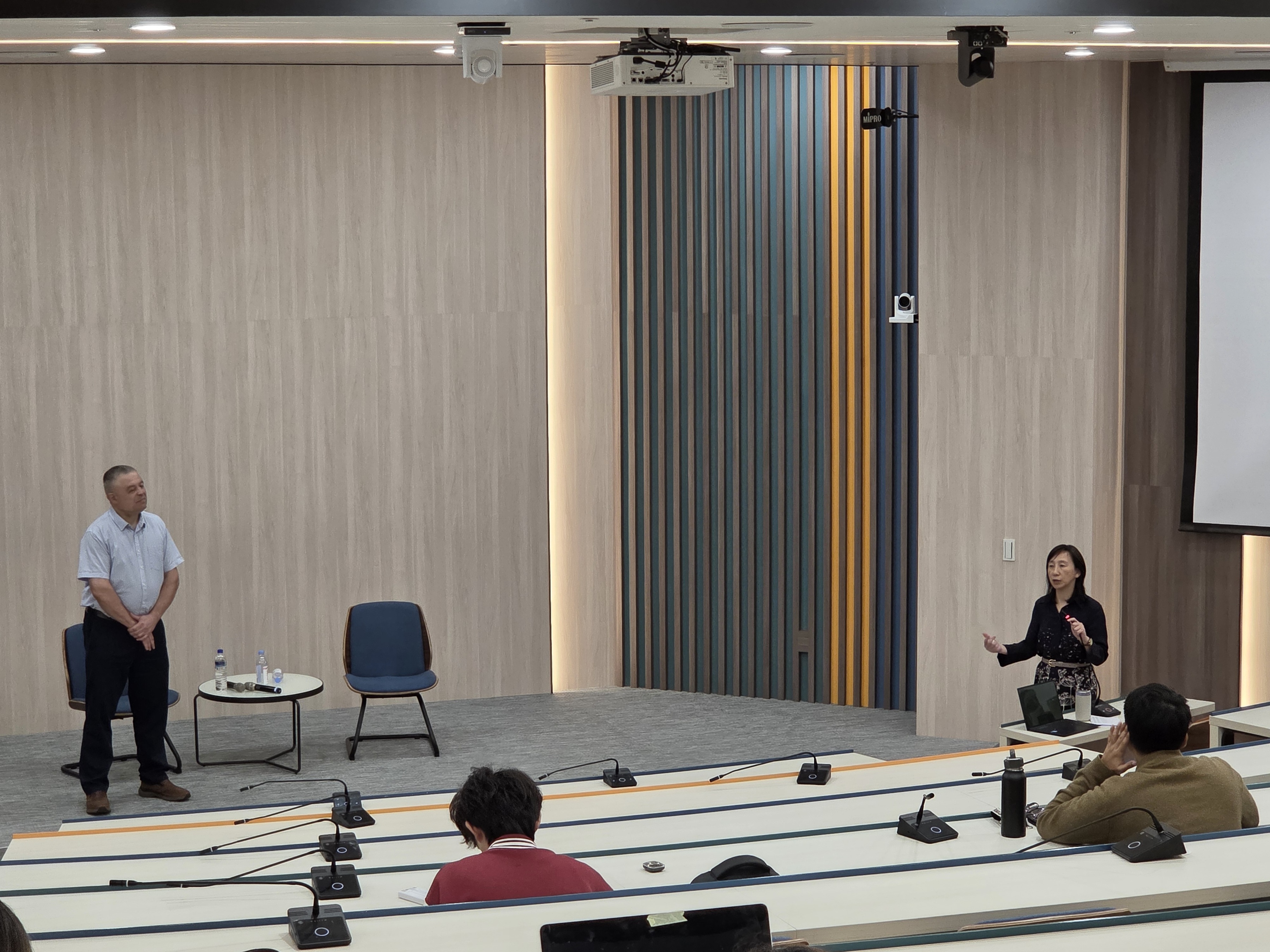 Dr. Wan-Ying Yang, Dean of the Social Sciences College at NCCU, was hosting the comprehensive discussion. Dr. Yves Tiberghien engaged students in an interactive lecture discussion.